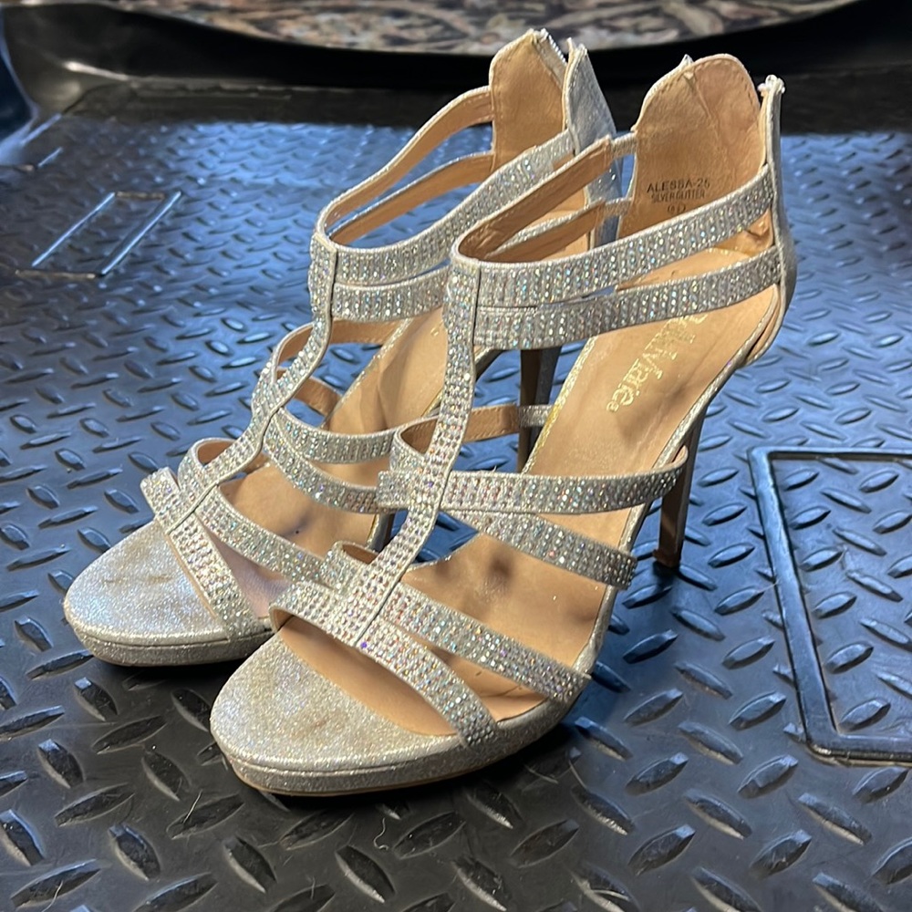 Paul ER Glitter Heals